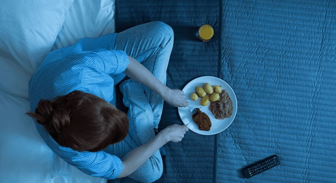 PMS Bloat & Late-Night Cravings: How Hormones Hijack Your Digestion