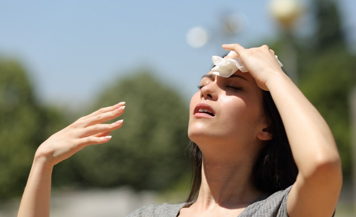 Hot Weather, Sweating & Summer Bloat: Why Heatwaves Stall Your Digestion